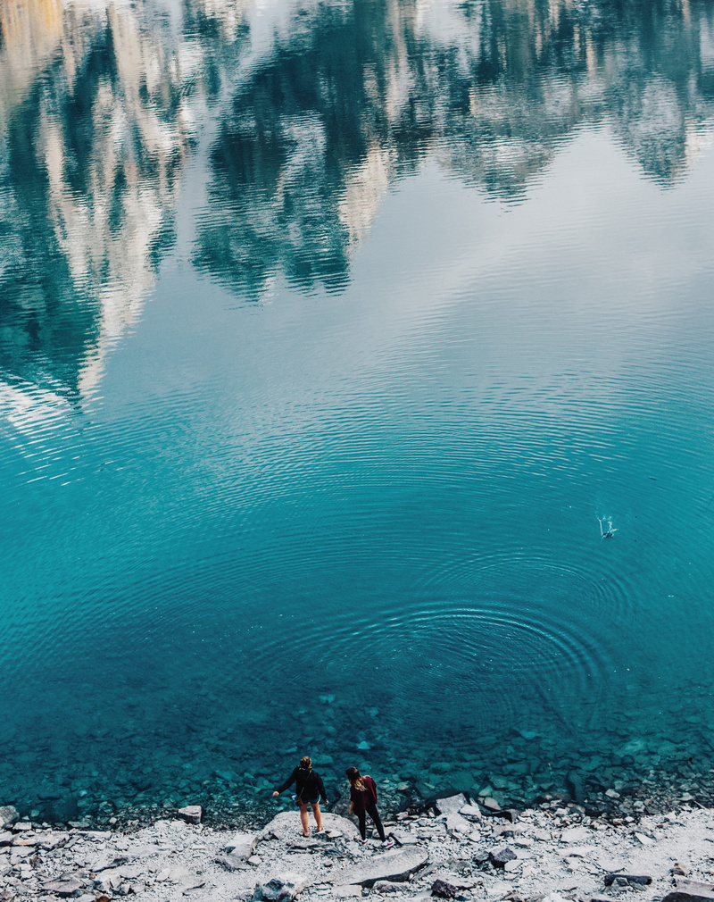 couple, freinds, non-urban scene, tranquility, beauty in nature, persons, near, two, view, real people, standing, shore, vacations, day, reflection, summer