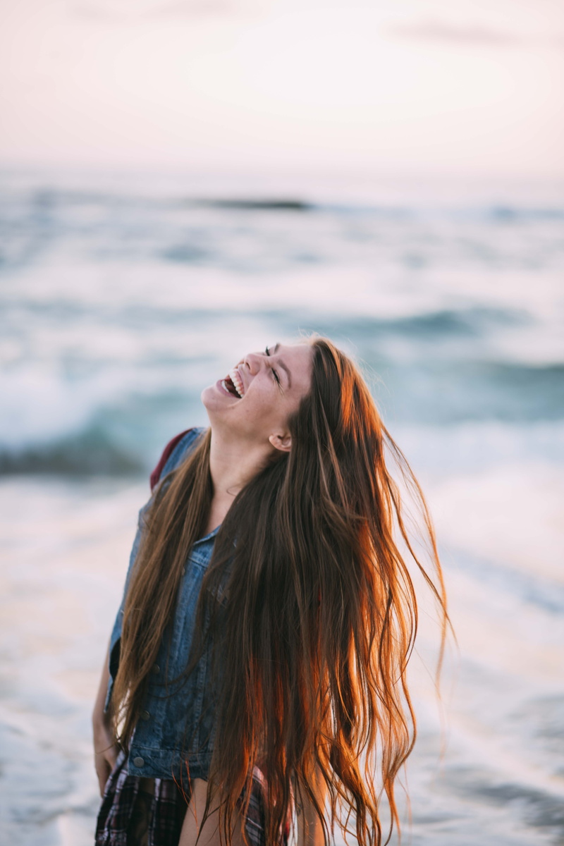nature, hairstyle, water, leisure activity, hot, 8K, beautiful, smile, long hair, denim, happiness, sunlight, real people, girl, young adult, focus on foreground
