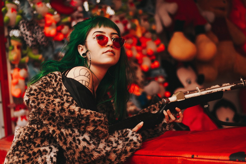 hold, 5K, photography, park, music, leapord, bokeh, winter, portrait, green, potrait, lifestyles, woman, beauty, warm clothing, white, hair, black, hairstyle