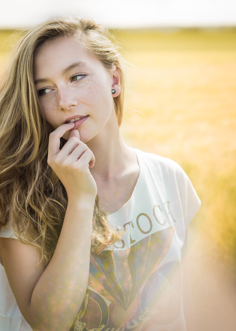hairstyle, looking at camera, women, scoop, happiness, casual Clothing, time, 5K, freckle, caucasian, beautiful woman, beautiful, one Woman Only, only Women