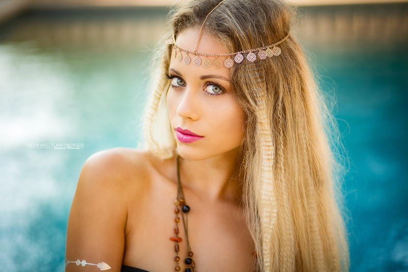 1080P, portrait, looking at viewer, jewelry, make up, hair accessories, straight hair, body paint, eyeshadow, necklace, blonde, eyeliner, lipstick, blue eyes