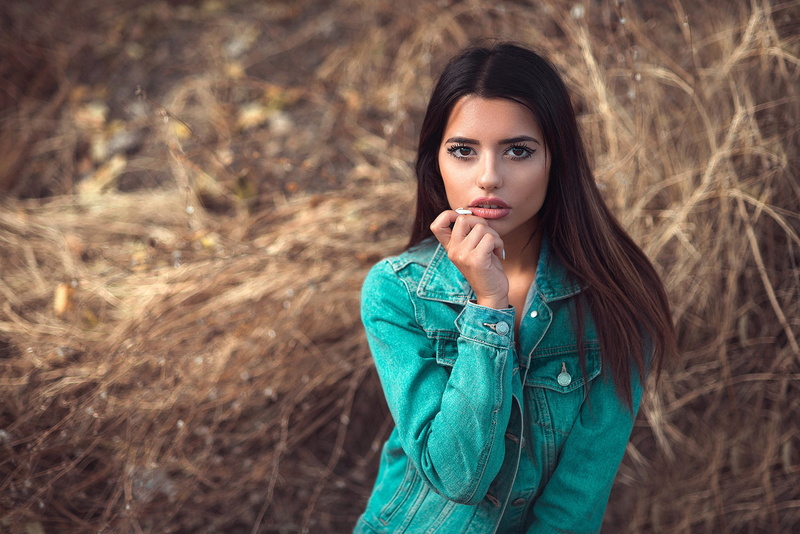 hairstyle, makeup, portrait, dzhinsovka, beauty, the sun, Dimitris Konstantinidis, 1080P, brunette, pose, Marianna Bafiti, grass, look, bokeh, nature