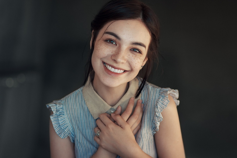 looking at viewer, women, freckles, Fran Ackermann, brunette, brown eyes, 1080P, petite, smiling, face