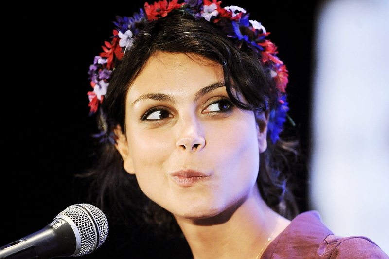 actress, headshot, indoors, close-up, face, stage, beautiful woman, looking at camera, one person, performance, wreaths, beauty, adult, Morena Baccarin