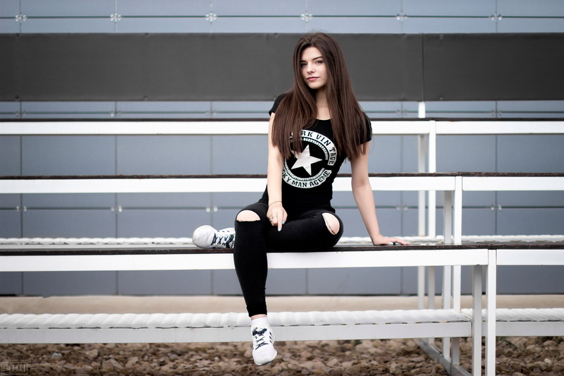 sitting, pants, women, torn jeans, T-shirt, sneakers, black clothing, 2K