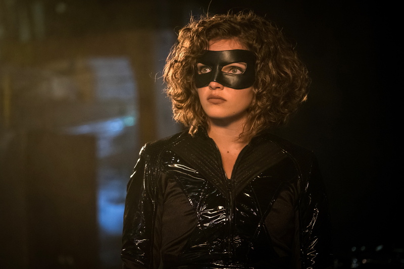 lifestyles, hair, catwoman, young adult, real people, adult, camren bicondova, leather, fashion, hairstyle, one person, clothing, black color, portrait