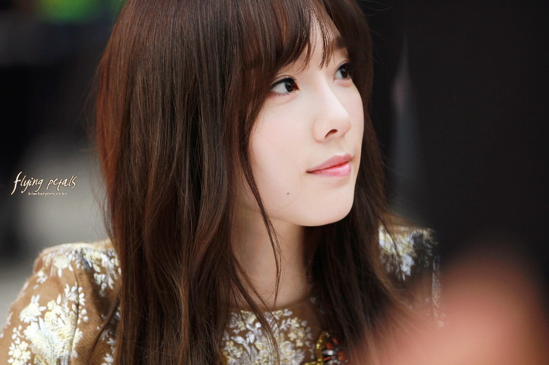 hairstyle, one person, adult, straight hair, young adult, indoors, brown hair, beauty, Asian, headshot, body part, contemplation, focus on foreground, close-up