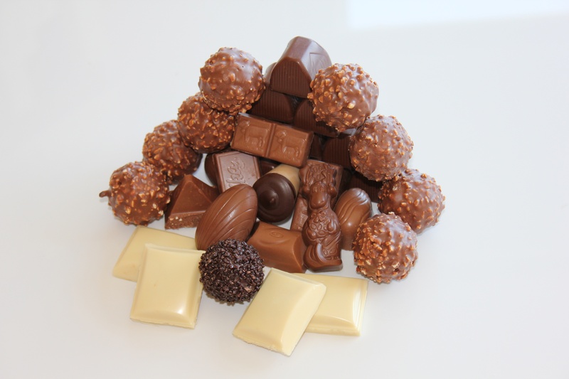 studio shot, white chocolate, food and drink, still life, chocolate Candy, candy, no people, chocolate bar, brown chocolate, choice, chocolates, white background