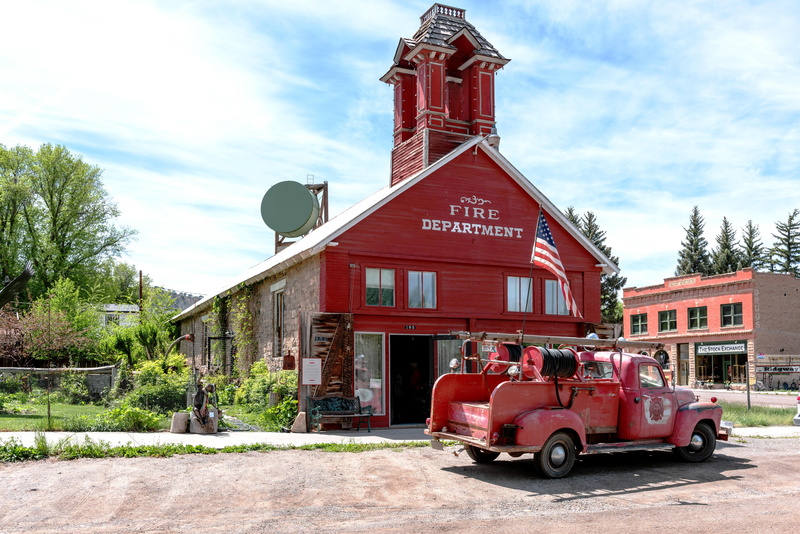 mode of transportation, vehicles, front, colorado, department, cloud - sky, firetruck, no people, carol m highsmith, street, building exterior, architecture