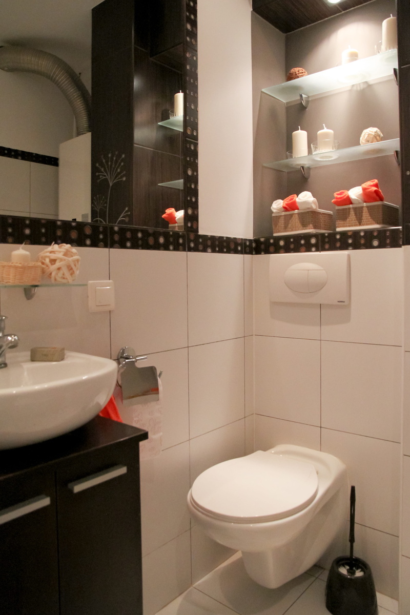 reflection, faucet, comfortable apartment, bathroom, domestic room, medicine cabinet, toilet, illuminated, home, no people, hygiene, lighting, wc, room