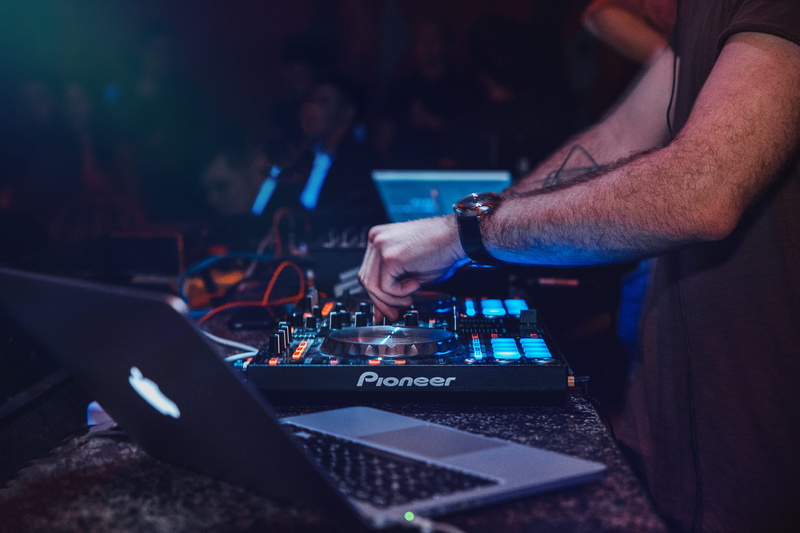 disco, arts culture and entertainment, turntable, occupation, blue, wireless technology, club dj, laptop, playing, apple, person, mixing, entertainment