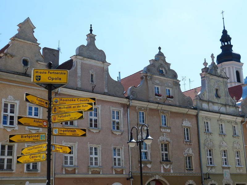 clear sky, sky, church, city, residential district, market, sign, communication, built structure, outdoors, sunlight, architecture, directory, historically