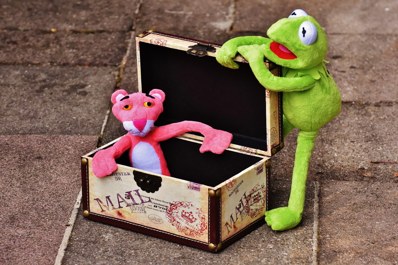 kermit, creativity, craft, figure, heart shape, chest, go away, funny, pink color, box, children, suitcase fun, the pink panther, green color, container