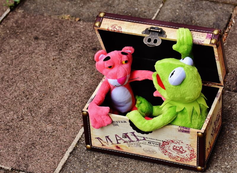 kermit, 5K, chest, frog, human representation, day, panther, representation, art and craft, outdoors, text, box - container, toy, suitcase fun, softness