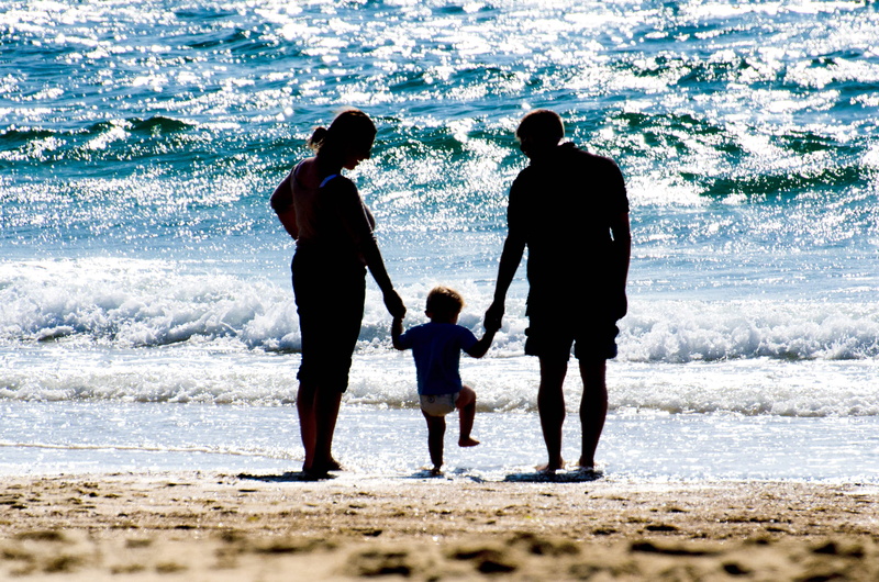 father, land, silhouette, family, famille, lifestyles, parents, water, enfant, bonding, child, sea, 4K, parent, dos, males, mer, real people, vacances