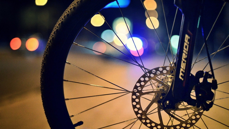 architecture, bicycle, transportation, amusement park, amusement park ride, spoke, lighting equipment, Merida, street, land vehicle, tire, city, wheel