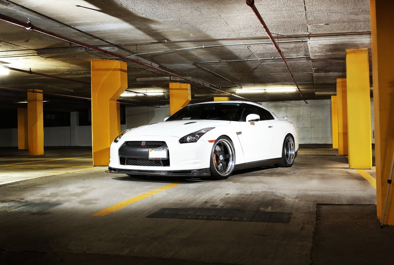 1080P, license plate, sports car, columns, gtr, no people, architectural column, parking lot, stationary, luxury, flooring, drives, car, Nissan, indoors