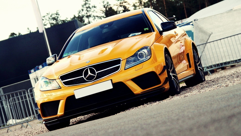 day, car, city, land vehicle, street, outdoors, motor vehicle, yellow, taxi, road, Mercedes-Benz, no people, sunlight, public transportation, 1080P, mode of transportation
