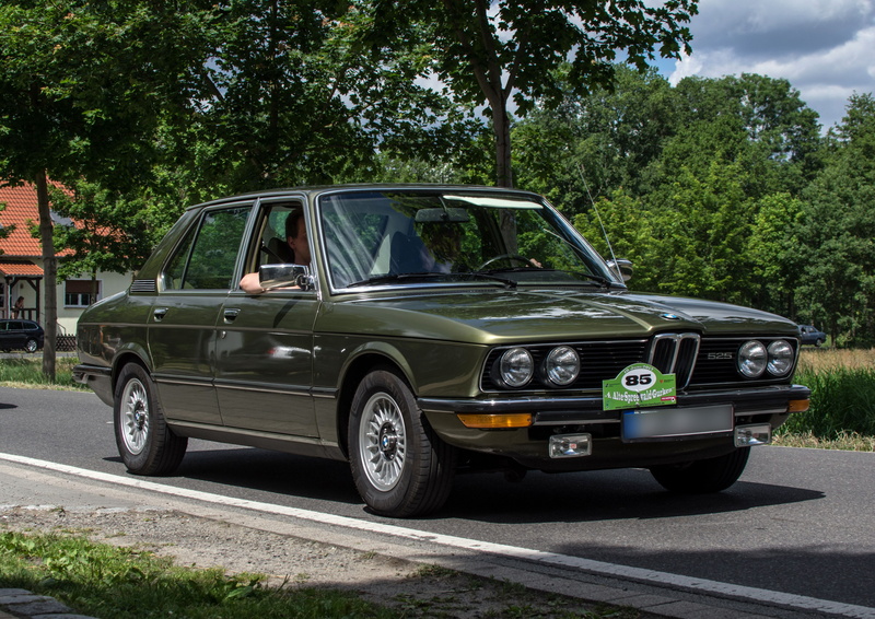 vehicle, 525, tree, no people, traffic, limousine, retro styled, passengers cars, bmw, motor vehicle, mode of transportation, transportation, land vehicle
