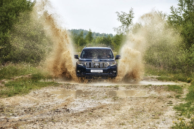 tree, rain, 4k, rural scene, plant, car, day, mode of transportation, dust, field, 2K, 2017 cars, water, splashing, land cruiser, land, hd, mud, cars