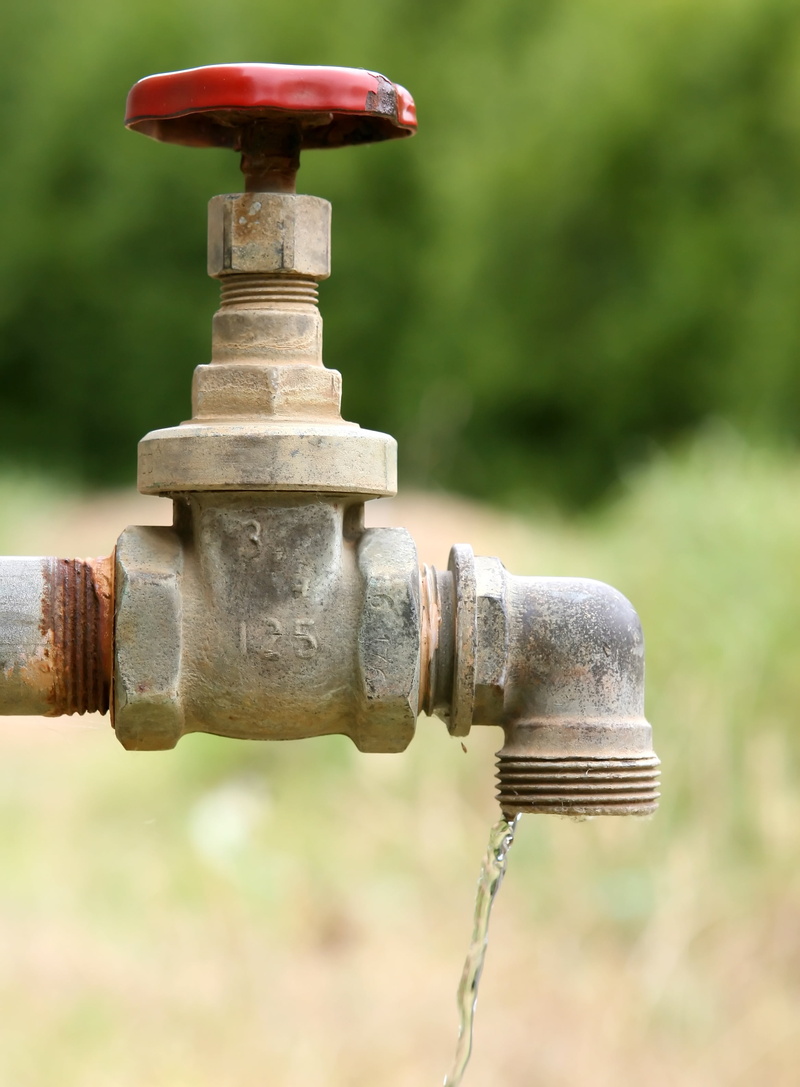 focus, land, h20, water, drop, nature, 2K, spray, household, plumber, outdoors, rusty, estate, fresh, no people, stopcock, faucet, plumbing, spout, fire hydrant
