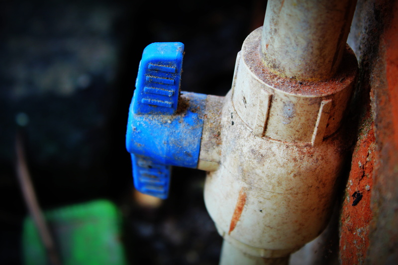 pipe - tube, damaged, machinery, decline, sanitary, garden, obsolete, weathered, tap, valve, close-up, outdoors, green, spout, plumbing, run-down, ruined