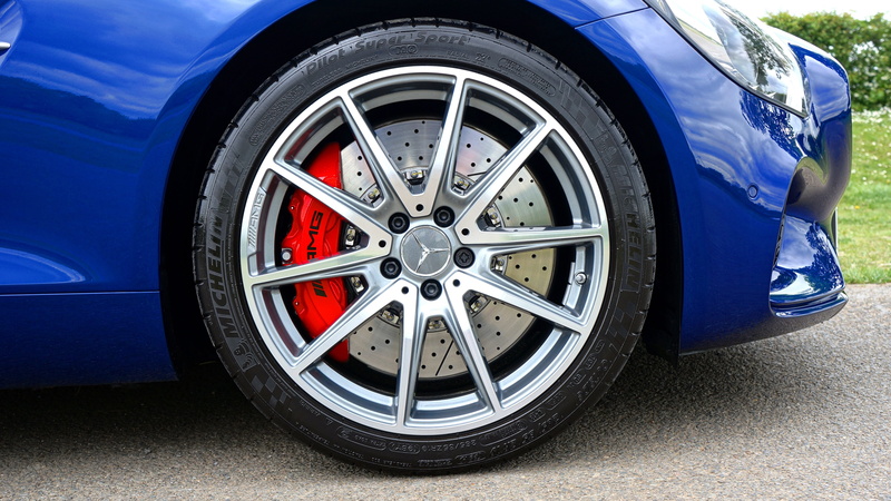 outdoors, colored, close-up, multi, speed, tire, alloy, 4K, vehicle, mode of transportation, blue, day, driving, metallic, land vehicle, motion, luxury cars