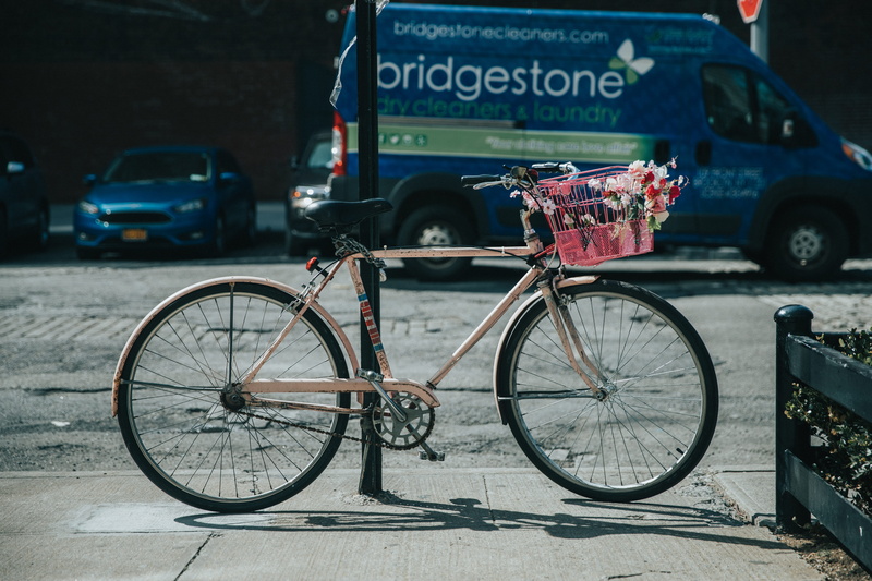 mountain bike, transportation, walkway, road, car, 5K, land vehicle, street, non-western script, script, tarmac, mode of transportation, parks, motor vehicle