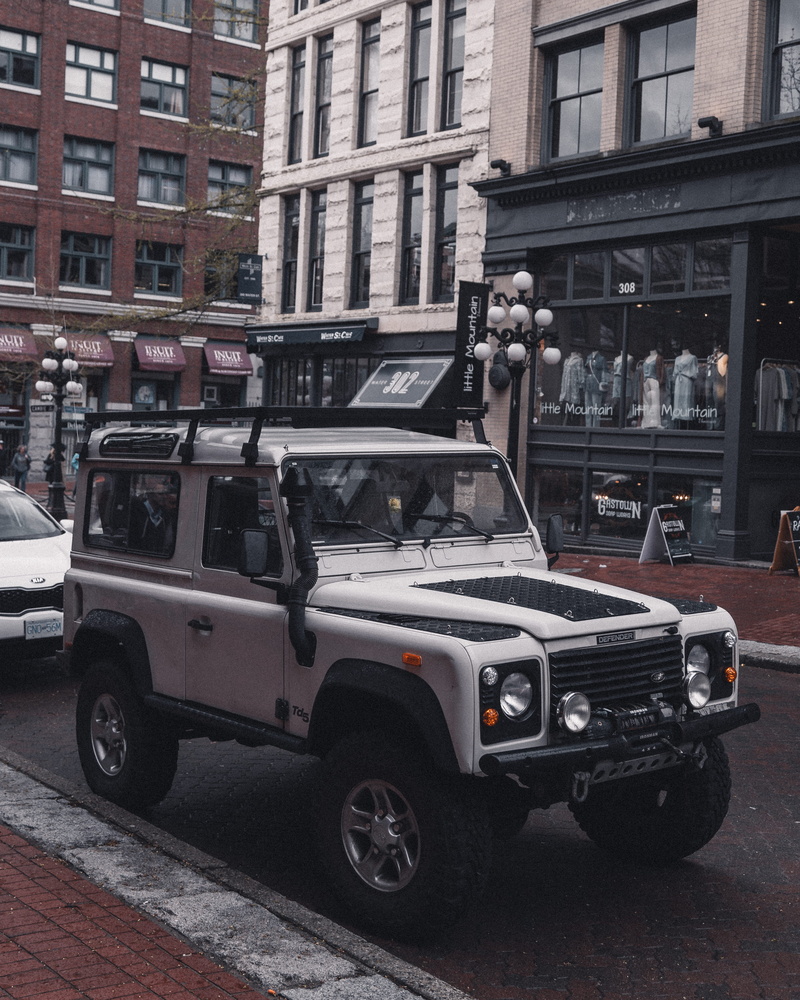 street, spoke, architecture, jeep, residential district, car, person, motor vehicle, human, machine, roof rack, near, alloy wheel, vehicle, wheel, 4K