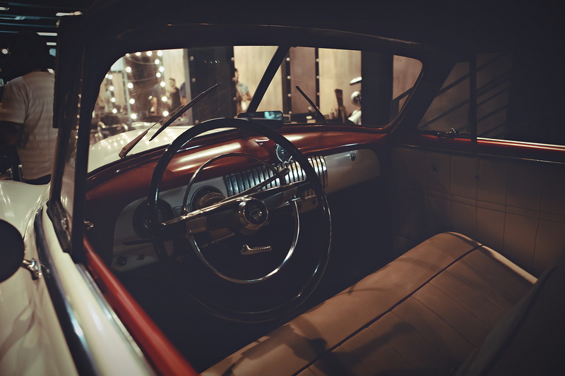 brasil, automobile, transparent, human, barber shop – cadillac, carro, barber shop, aircraft, windshield, train, person, motor vehicle, day, mode of transportation