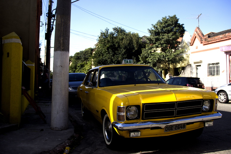 carro, mode of transportation, land vehicle, car, taxi, architecture, transportation, plant, street, yellow, amarelo, building exterior, built structure