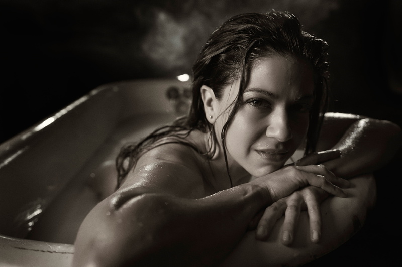 4K, Luciana Carro, TJ Scott, bath, actress