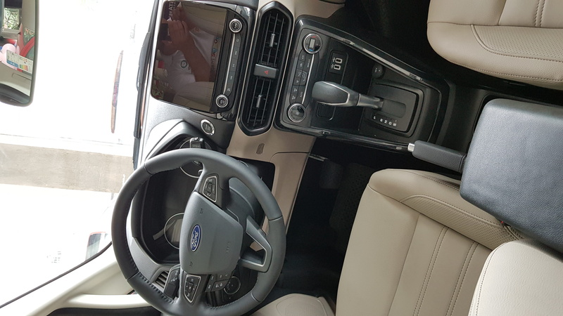 car seat, tire, car, car interior, seat, vehicle interior, control, day, airplane, spoke, travel, no people, dashboard, close-up, carro, luxury, vehicle seat