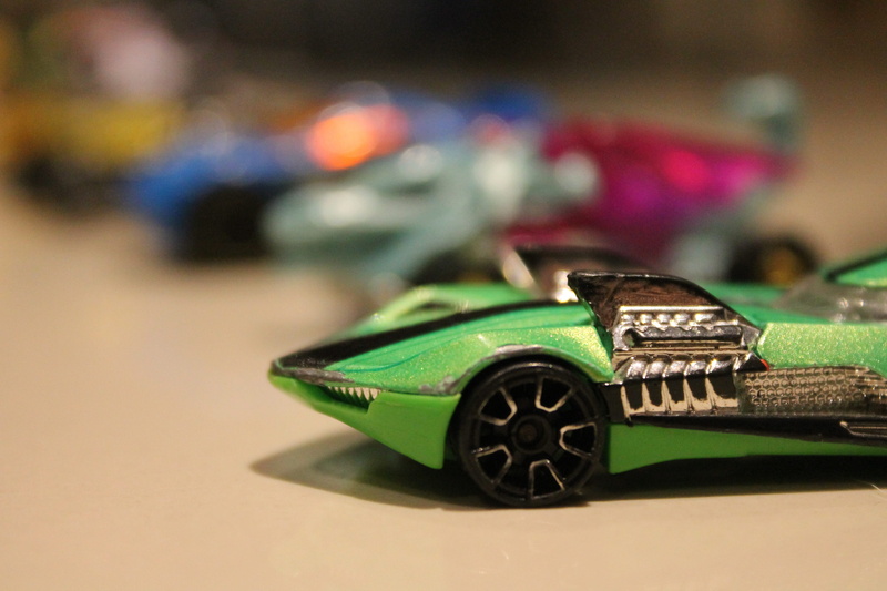 selective focus, motor vehicle, juguetes, carros, mode of transportation, 4K, focus on foreground, verde, luxury, day, wealth, creativity, toy, toy car