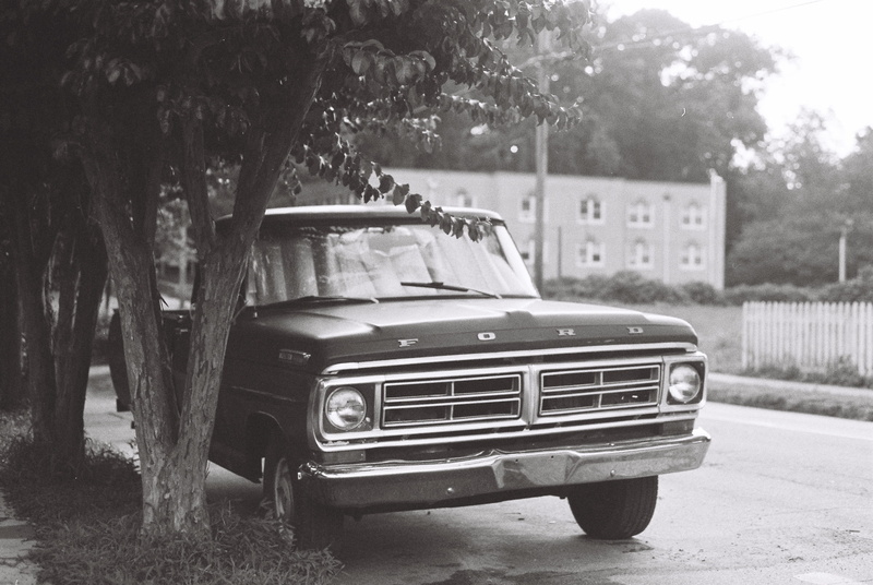minibus, building exterior, retro, built structure, wheel, mode of transportation, retro styled, motor vehicle, ford, architecture, nature, spoke, tire