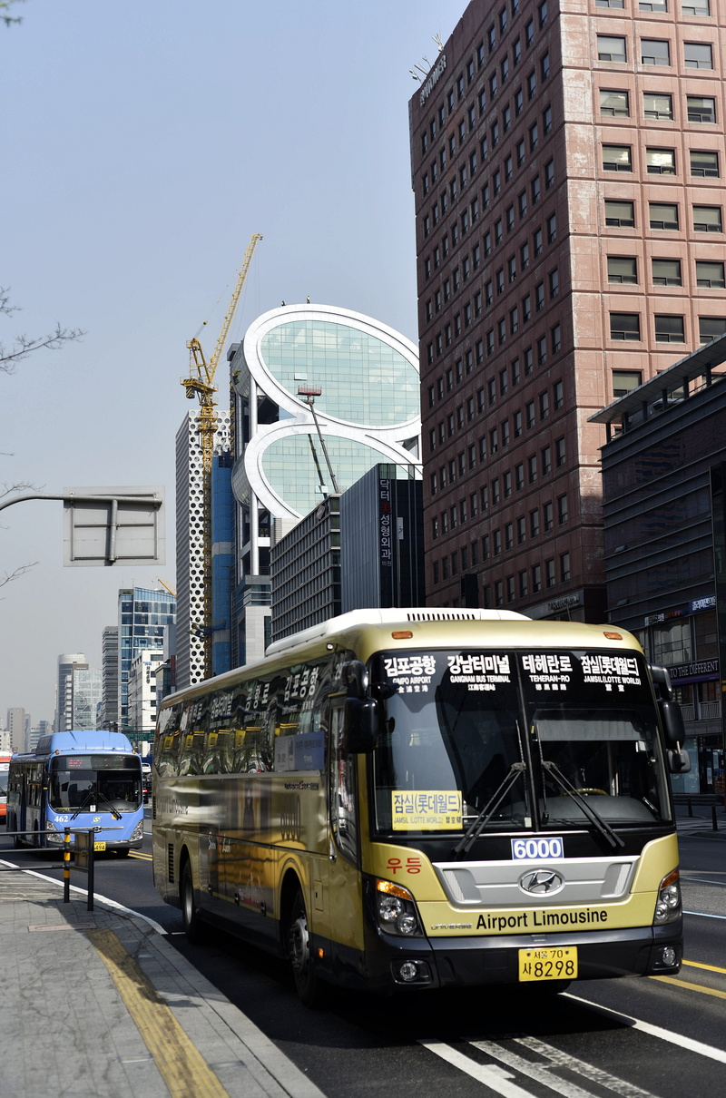 motor vehicle, double decker bus, machine, seoul, black, building exterior, outdoors, architecture, spoke, pedestrian, train, vehicle, tour bus, 5K, bus