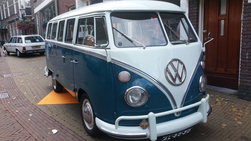 transportation, architecture, vintage car, headlight, parking, street, motor vehicle, car, building exterior, built structure, volkswagen, city, volkswagen type 2