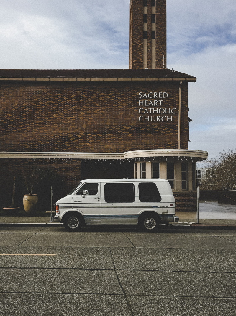 street, building exterior, minibus, 2K, spoke, van, land vehicle, sign, limo, tower, built structure, transportation, day, western script, mode of transportation