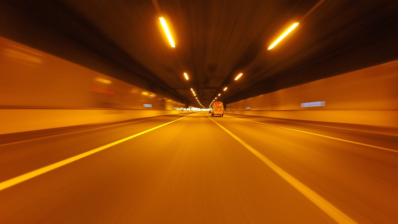 illuminated, dividing line, outdoors, diminishing perspective, direction, drive, move, blurred motion, movement, Vehicle, architecture, no people, motion