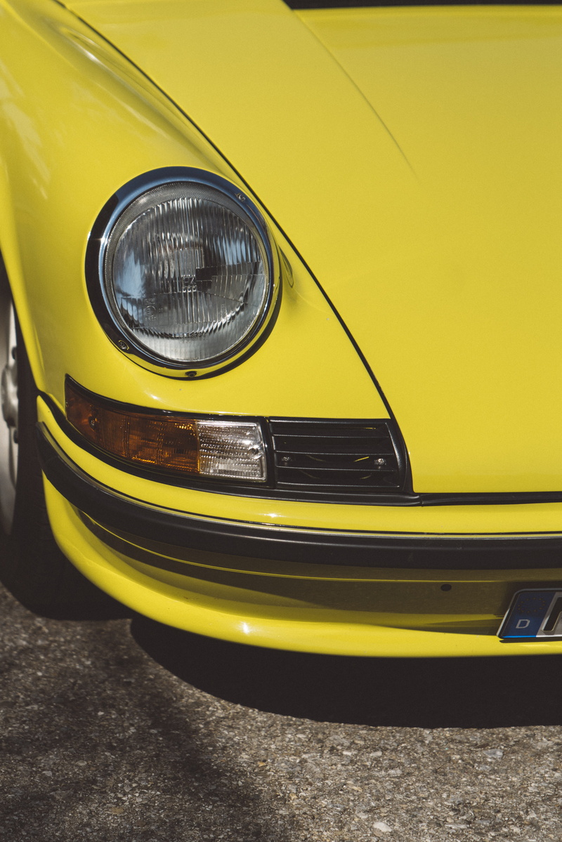 yellow, tire, automobile, architecture, wheel, light, outdoors, vehicle, headlight, machine, car wheel, travel, motor vehicle, luftgekühlt, land vehicle