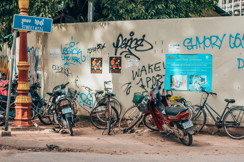 bmx, grafitti, graffiti, land vehicle, day, transportation, mode of transportation, urban, parking, wall - building feature, non-western script, bike, 5K