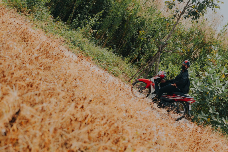 sitting, road, underbone, man, growth, full length, person, men, lifestyles, grass, wear, motorcycle, 2K, riding, nature, daylight, pavement, one person