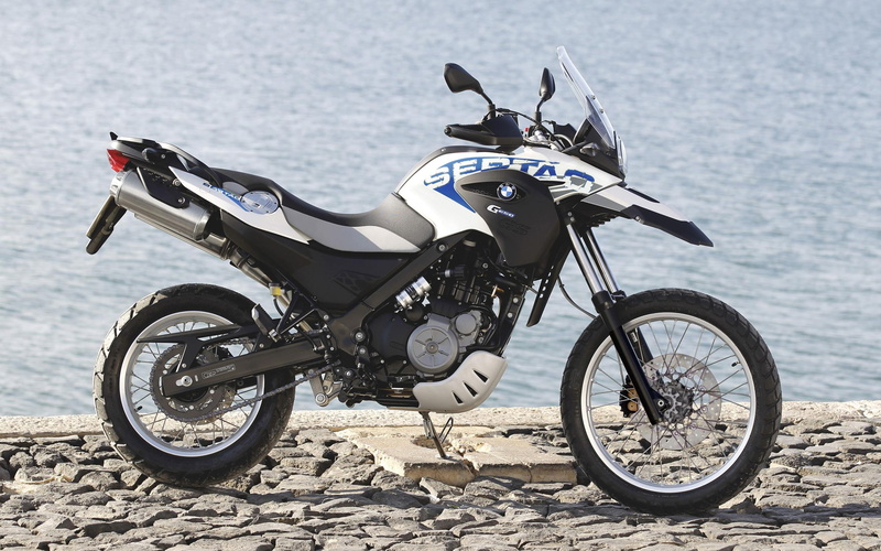 white, beach, transportation, day, black, 2K, mode of transportation, sunlight, underbone, land vehicle, no people, Motorcycles, sea, outdoors, ggs, focus on foreground