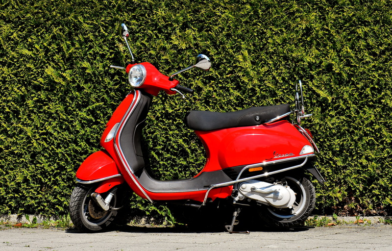 vespa, 5K, no people, mode of transportation, land, tree, vehicle, nature, flitzer, green color, plant, motorcycle, road, day, motor, roller, side view