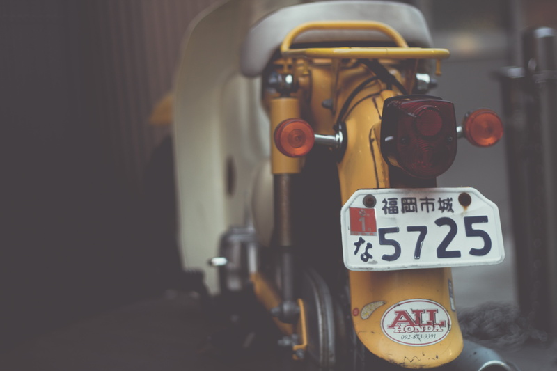 sign, in a row, close-up, asia, decal, retro, vehicle, metal, 5K, number, text, no people, day, western script, plates, motorcycle, communication, coin operated