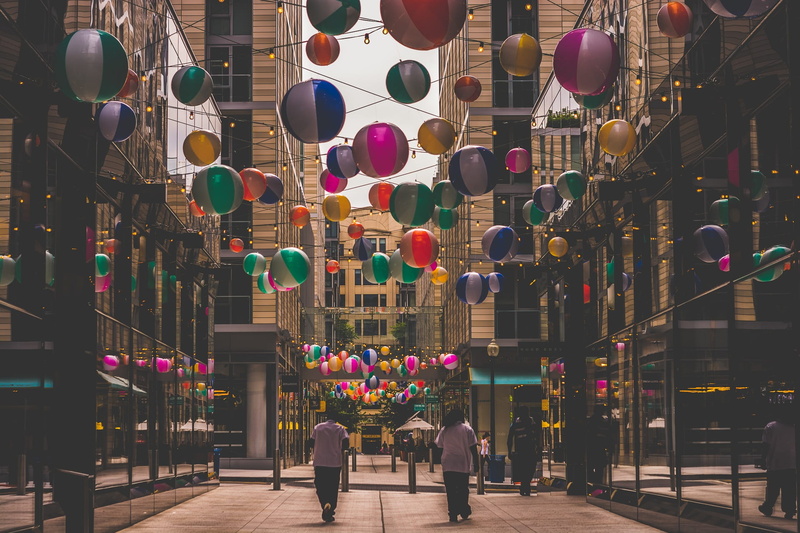 light, group of people, tourism, real people, sky, people, 1080P, lifestyles, lighting equipment, assorted, men, travel, group, decals, architecture, ball