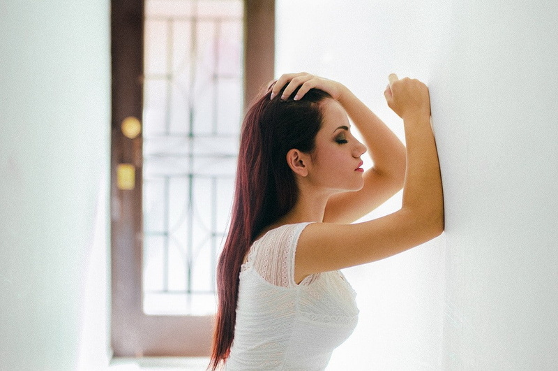 long hair, Delaia Gonzalez, indoors, adult, casual clothing, one person, hairstyle, 480P, waist up, standing, contemplation, looking, lifestyles, beautiful woman