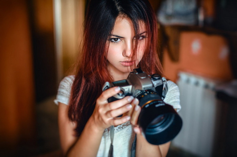 photographer, selective focus, looking, women, casual clothing, one person, activity, Delaia Gonzalez , technology, adult, 480P, young women, portrait