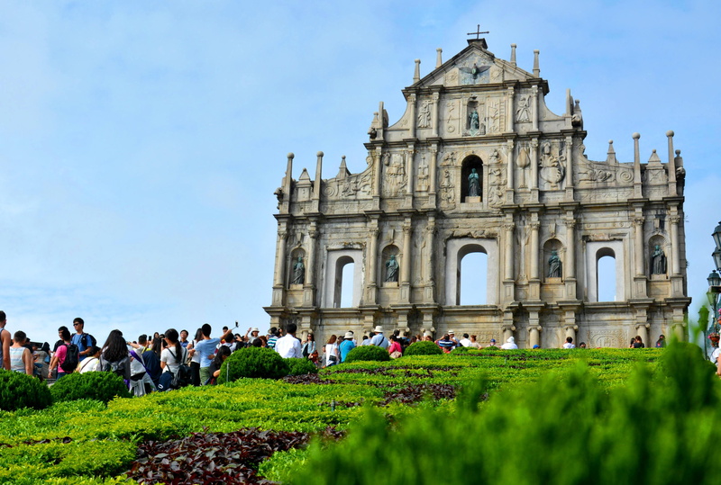 macau, outdoors, adult, crowd, group of people, belief, built structure, building exterior, ruins of st. pauls, architecture, tourist spot, real people