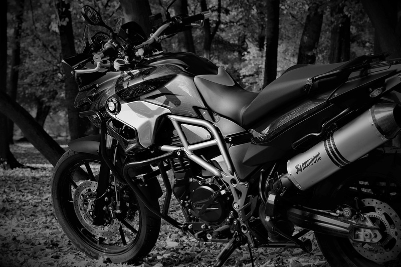 parking, no people, f700gs, bmw, land vehicle, absence, outdoors, engine, land, mode of transportation, tree trunk, abandoned, junkyard, plant, field, bicycle